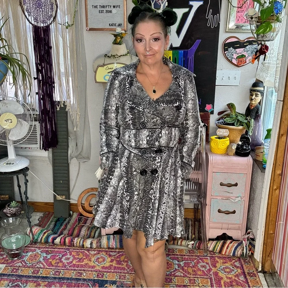 Y2K Candie's Black Grey & White Snake-Print Trench Coat with Belt Size Medium - Picture 2 of 12